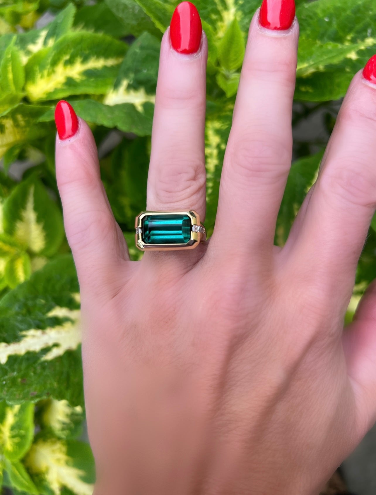 Vintage Green Tourmaline and Diamond 18K Gold Ring