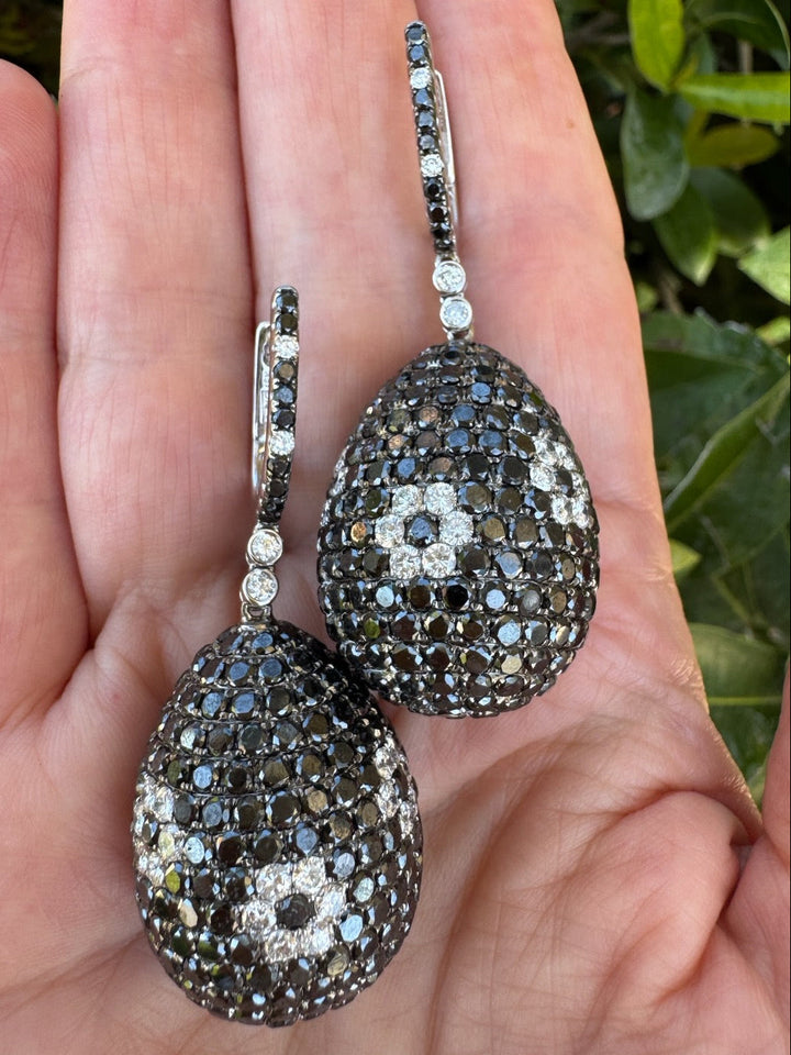 Designer Atkins 23.35cttw White and Black Diamond 18kt White Gold Dangle Earring