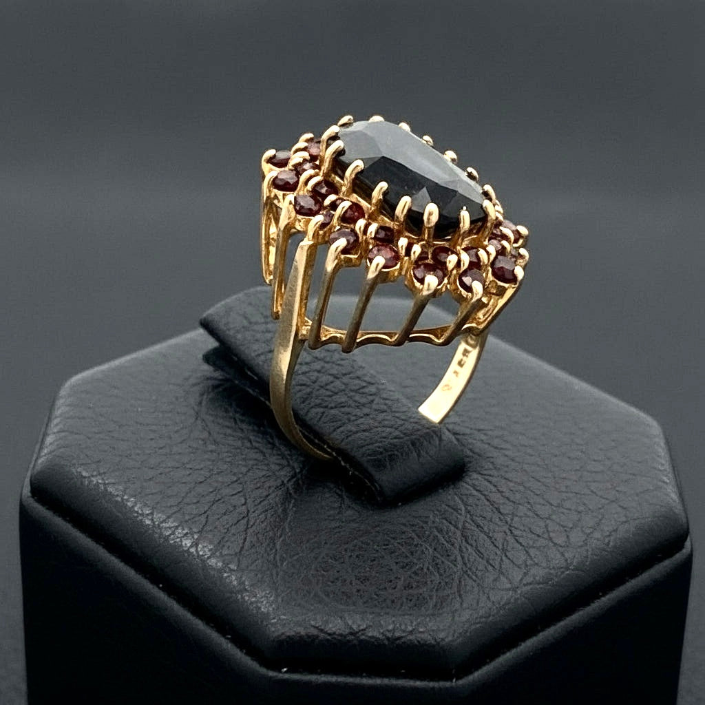 English Garnet and 9K Yellow Gold Ring