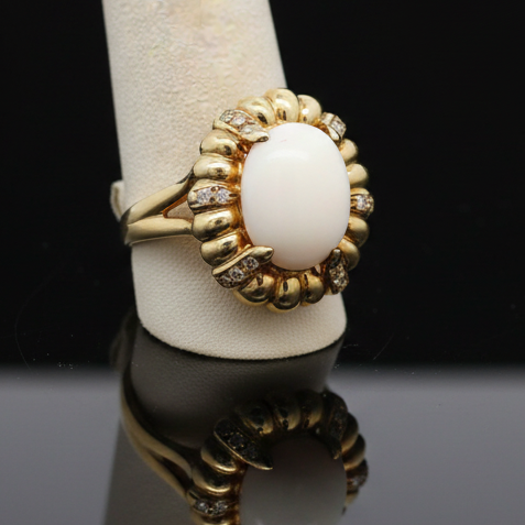 Italian Coral and Diamond 18Kt Yellow Gold Ring