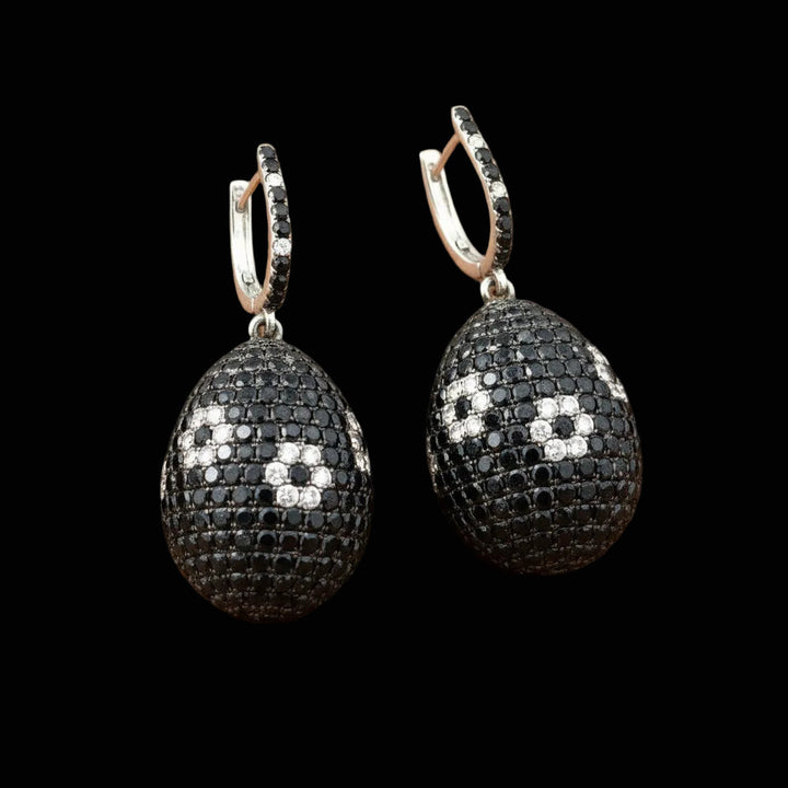 Designer Atkins 23.35cttw White and Black Diamond 18kt White Gold Dangle Earring
