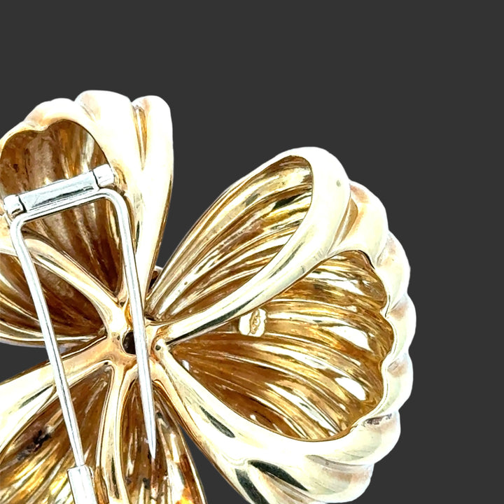Modern Italian 1980's 18kt Yellow Gold Diamond Flower Brooch
