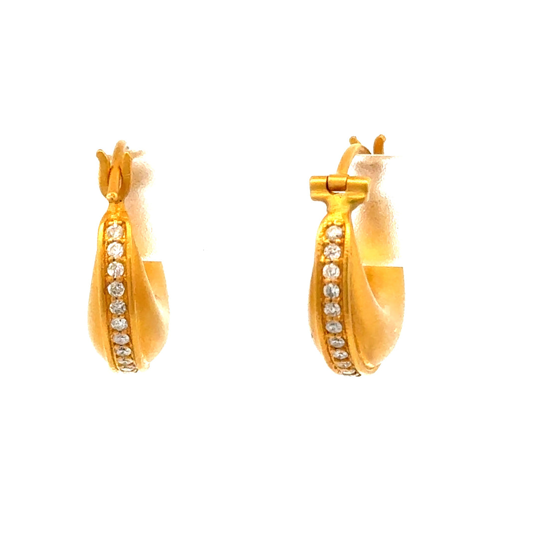 Modern Diamond 18Kt Yellow Gold Earring