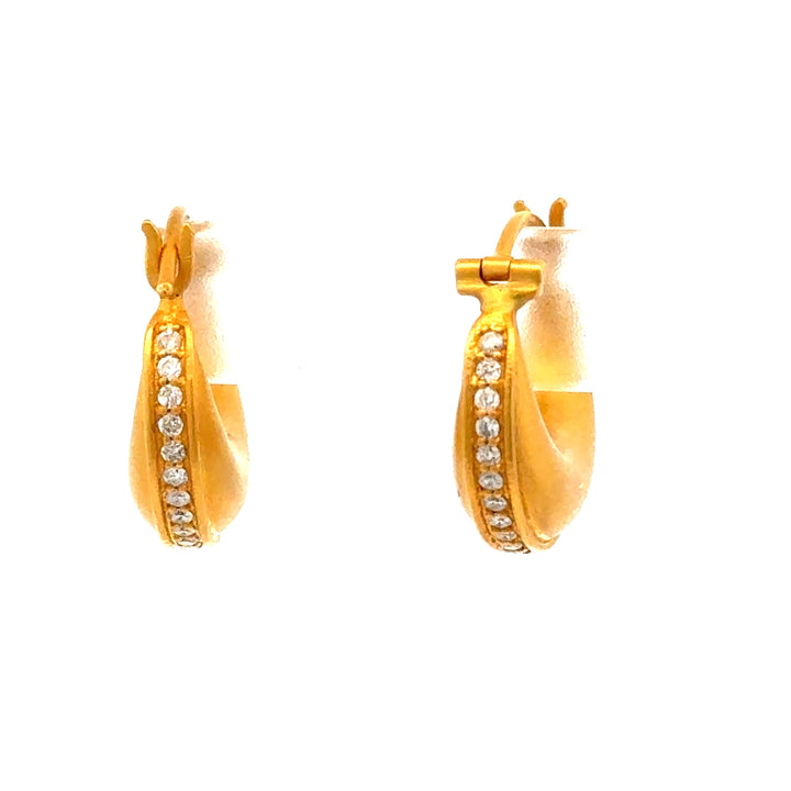 Modern Diamond 18Kt Yellow Gold Earring