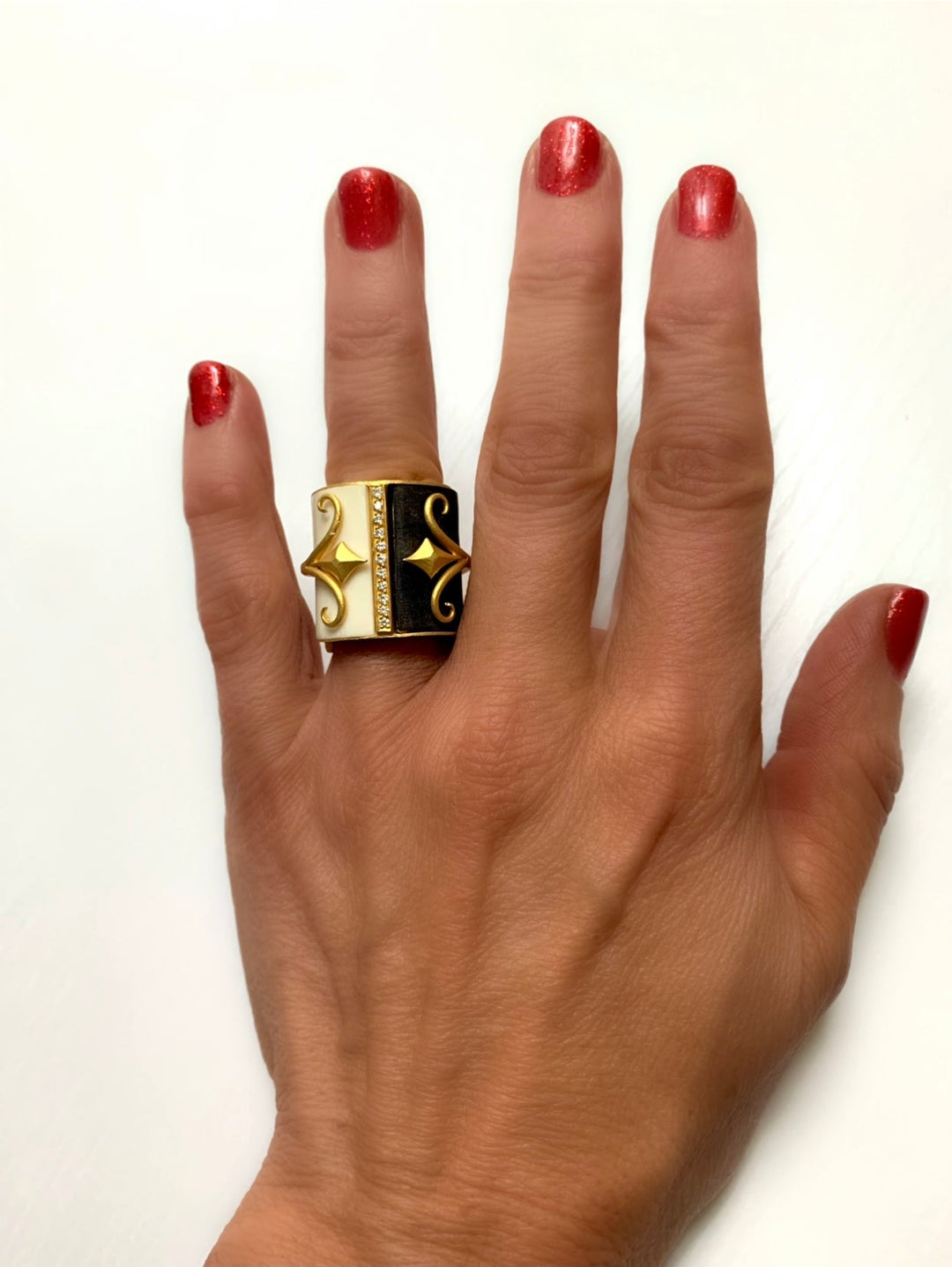 Fibula Diamond and Cermamic 18K Yellow Gold Ring