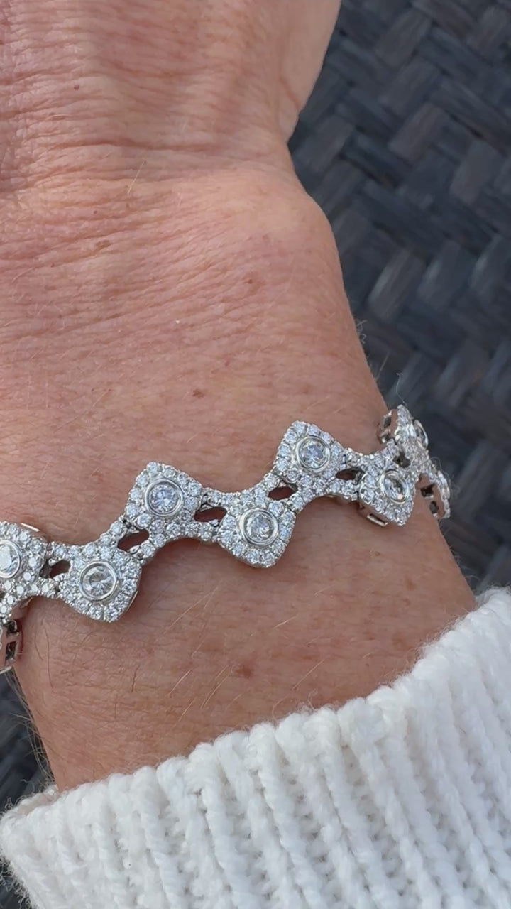 Designer AV 4.60cttw Diamond 14Kt White Gold Bracelet