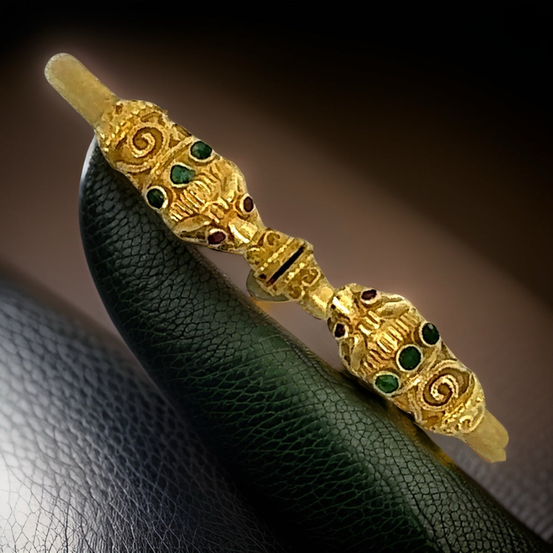 1960s Vintage Double Lion Head Emerald and Ruby 18K Yellow Gold Bangle